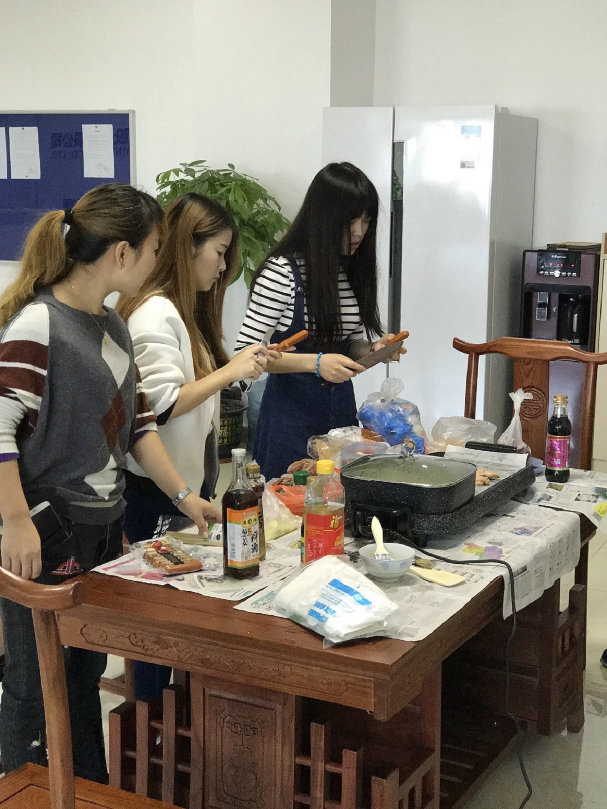 時運電子員工自助燒烤大餐，生活多姿多彩