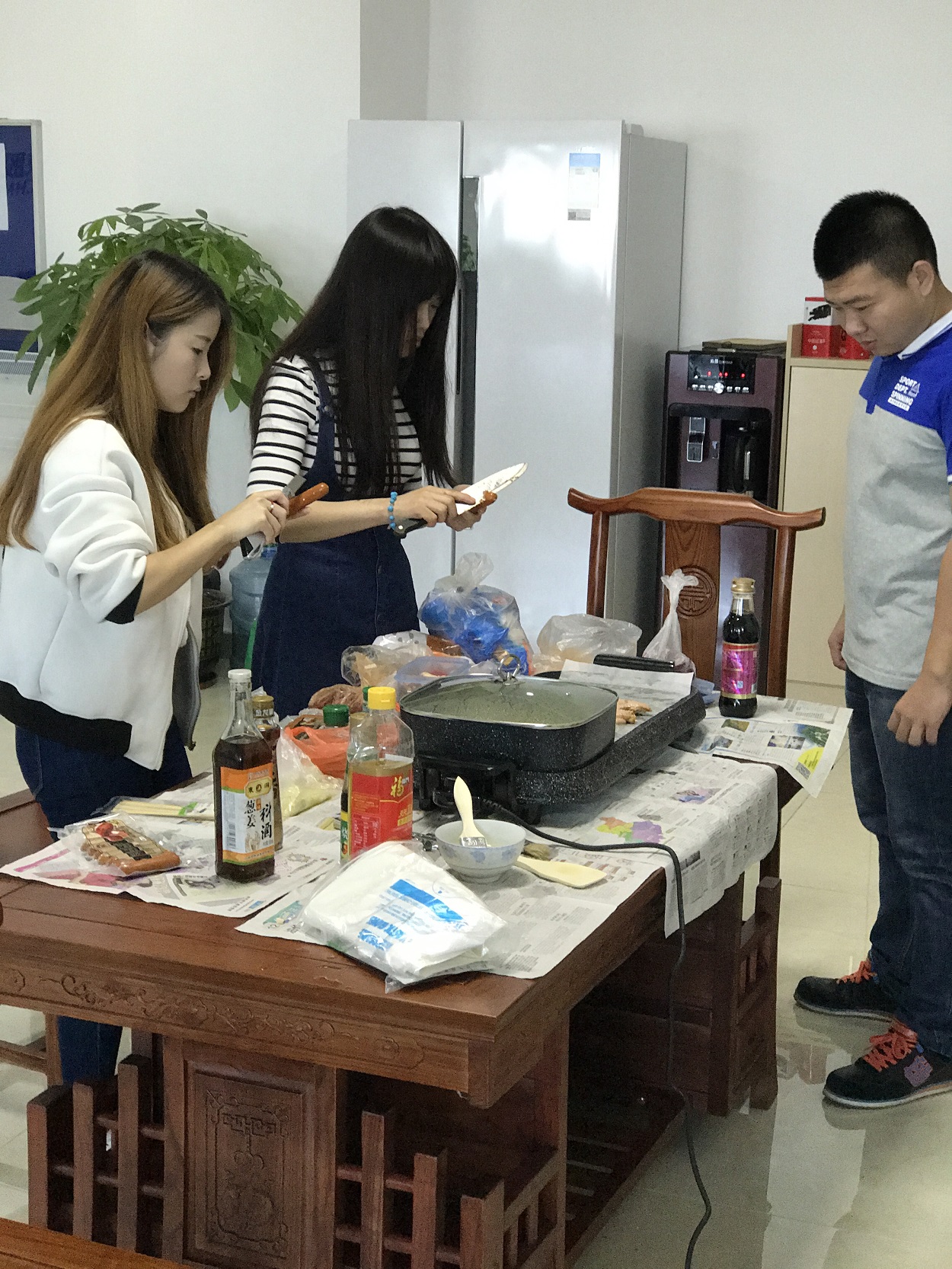 時運電子員工自助燒烤大餐，生活多姿多彩